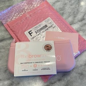 NWT. Brow Trio. Blonde. Eyebrow stencil kit.